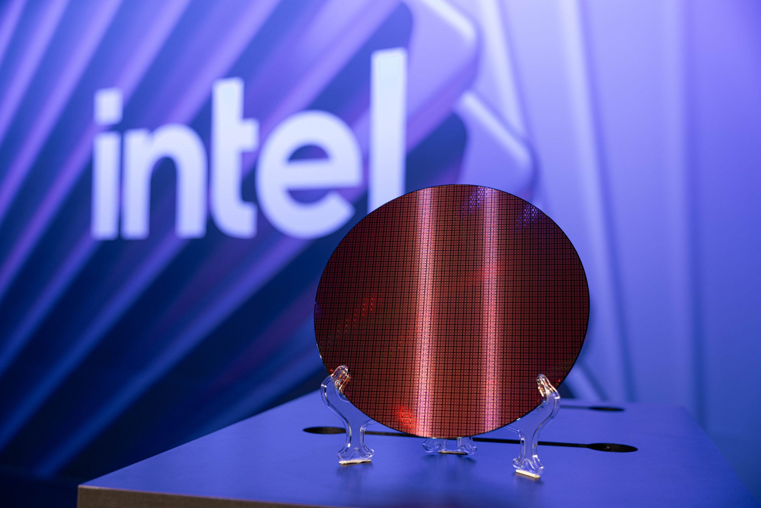 Intel, EMIB-T ile çip paketleme maliyetini düşürmeyi hedefliyor